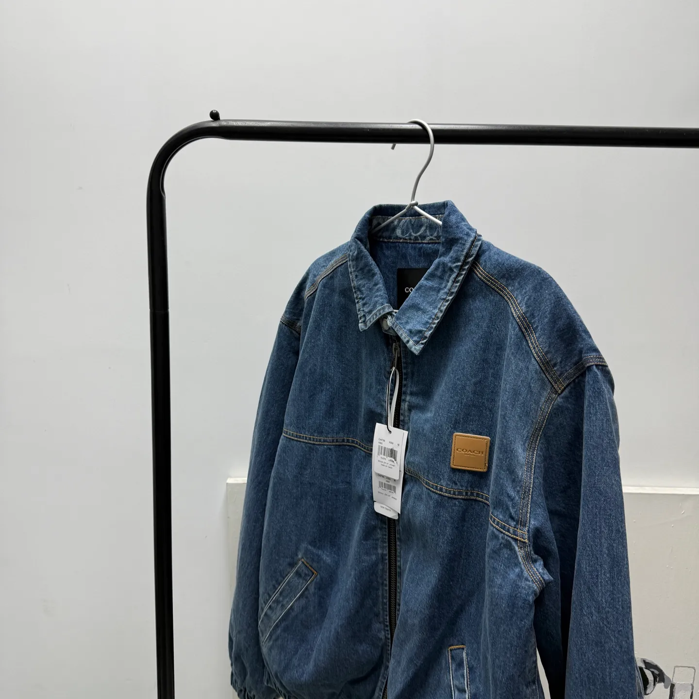 Available for new shipment in early spring! COH men's American Retro workwear Detroit washed distressed denim lapel cotton splicing zipper jacket, very Retro Blue denim, denim will never go out of style. The upper body of various experts shows how handsome he is. This style is very casual yet a bit gentlemanly. It is not so ostentatious, but the upper body makes the whole person look tall and elegant. That is, you only need to wear this coat. You don’t have to think about the overall matching, it’s casual and fashionable to wear casually. This can be worn by both men and women, and the fit is very correct. Shipped by a trading company and produced on a large assembly line, the quality is absolutely superb. The overall wiring is smooth and neat, and the inner lining is made of pure cotton, which is breathable and comfortable and has excellent skin fit. It's definitely the quality that goes in and out of the mall. The whole set of hardware is made by Koujia with logo letters. The texture of ancient silver matches the whole dress very well. The Genuine Leather leather label on the front chest is beautifully embellished. Really high quality. The shopkeeper’s own money. 🤗🤗🤗 Color: Washed Retro denim blue Size: M-XXL (equivalent to M-XXL) Fabric: Denim (Composition: Cotton) M size: Length 68CM Bust 118CM Shoulder width 53CM Sleeve length 62CM (Reference height 165-170CM Weight 110-130 catties) L size: Length: 70CM Bust 122CM Shoulder width 54CM, sleeve length 63CM (reference height 170-175CM, weight 130-150 catties) XL code: length: 72cm, bust: 126cm shoulder width: 55cm, sleeve length: 64cm (reference height 175-180CM, weight 145-165 catties) XXL code: length: 74cm, bust: 130cm, shoulder width: 56cm Sleeve length: 65cm (reference height 180-185CM, weight 165-185 catties)